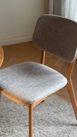 BARRETT Stol ek/ljusbeige tyg