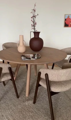 CLAPPERTON Matbord runt Ø140 sandfärgad ek