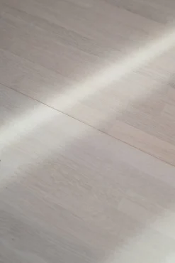 CLAPPERTON Matbord runt Ø140 vitpigmenterad ek