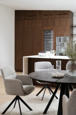 GLADSTONE karmstol ljusbeige tyg/svart metall snurr-tilt