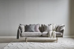 LAURI 3-sits svängd tyg Glam 06, vitoljade ek ben
