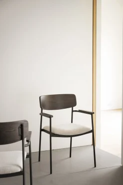 MAYMONT karmstol brun ekrygg/ljusbeige tyg/svart metall stapelbar