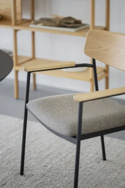 MAYMONT karmstol ekrygg/mörkbeige tyg/svart metall stapelbar