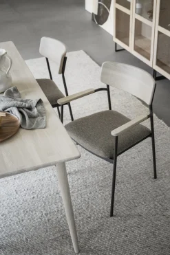 MAYMONT karmstol vitpig.ekrygg/mörkbeige tyg/svart metall stapelbar