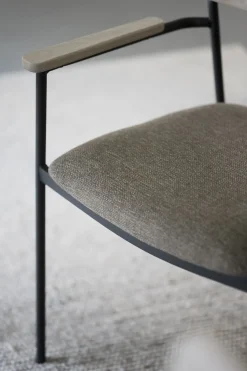 MAYMONT karmstol vitpig.ekrygg/mörkbeige tyg/svart metall stapelbar