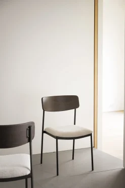 MAYMONT stol brun ekrygg/ljusbeige tyg/svart metall stapelbar