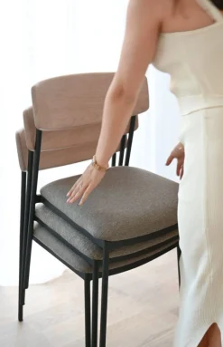 MAYMONT stol brun ekrygg/ljusbeige tyg/svart metall stapelbar