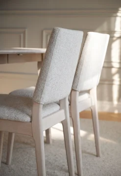 MEDFORD Stol vitpigmenterad ek/ljusbeige tyg