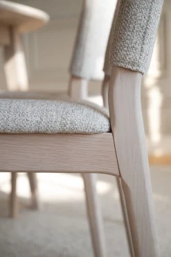 MEDFORD Stol vitpigmenterad ek/ljusbeige tyg