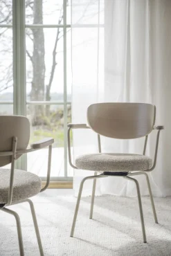 MERRICK Karmstol mörkbeige tyg/vitpigment ek/beige metall snurr