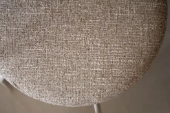 MERRICK Karmstol mörkbeige tyg/vitpigment ek/beige metall snurr
