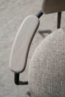 MERRICK Karmstol mörkbeige tyg/vitpigment ek/svart metall snurr