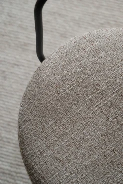 MERRICK Karmstol mörkbeige tyg/vitpigment ek/svart metall snurr
