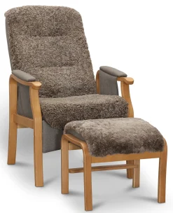 STINA fåtölj med pall elman. LiftUp, fårskinn Sahara/tyg Maison 21, armstöd ek