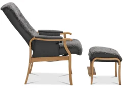 STINA fåtölj med pall manuell, fårskinn Grafit/tyg Maison 32, armstöd ek