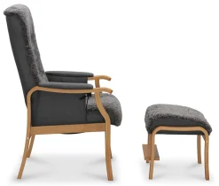 STINA fåtölj med pall manuell, fårskinn Grafit/tyg Maison 32, armstöd ek