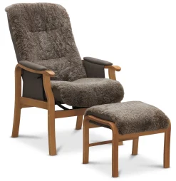 STINA fåtölj med pall manuell, fårskinn Sahara/tyg Maison 21, armstöd ek