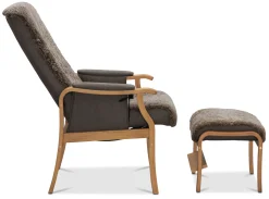 STINA fåtölj med pall manuell, fårskinn Sahara/tyg Maison 21, armstöd ek